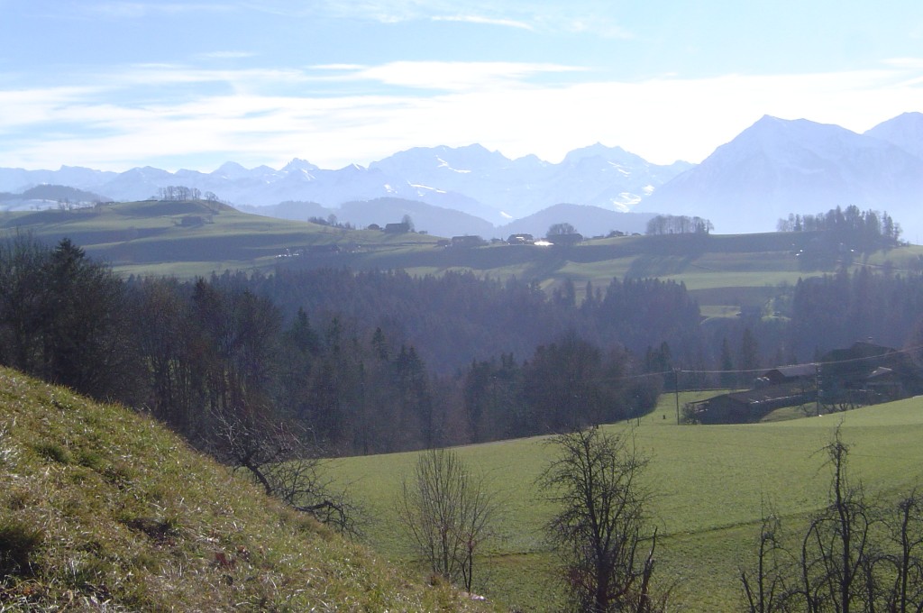 Blick von Bleiken auf die Lueg (Kirchhöri Steffisburg), im HIntergrund die Berner Alpen