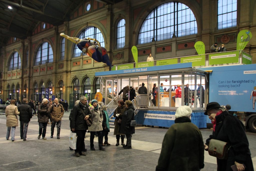 Das Geschichtenmobil zum Reformationsjubiläum in der Zürcher Bahnhofshalle im Januar 2017.